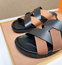 Carregar imagem no visualizador da galeria, Sandália "Kazimir" Hermes Black/Marrom
