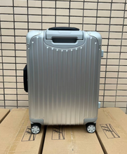 Carregar imagem no visualizador da galeria, Mala de mão "Cabin Twist" RIMOWA
