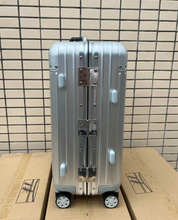 Carregar imagem no visualizador da galeria, Mala de mão "Cabin Twist" RIMOWA
