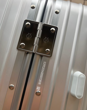 Carregar imagem no visualizador da galeria, Mala de mão "Cabin Twist" RIMOWA
