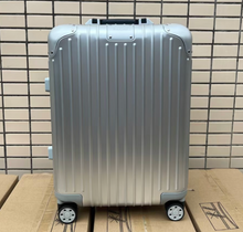 Carregar imagem no visualizador da galeria, Mala de mão "Cabin Twist" RIMOWA
