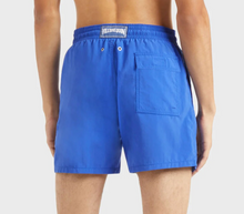 Carregar imagem no visualizador da galeria, Shorts de Banho Masculino com Estampa Reativa à Água Vilebrequin – Ronde des Tortues Azul
