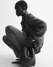 Carregar imagem no visualizador da galeria, Bolsa Yves Saint Laurent Preta LE 37 SMALL
