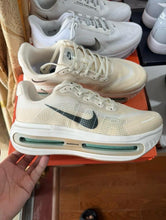 Carregar imagem no visualizador da galeria, Nike Vomero Premium - Bege

