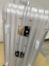 Carregar imagem no visualizador da galeria, Mala Rimowa Cabin
