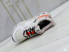 Carregar imagem no visualizador da galeria, On Cloudrunner 2 White
