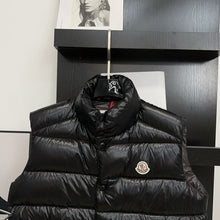 Carregar imagem no visualizador da galeria, Moncler Down Vest Tibb
