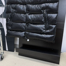 Carregar imagem no visualizador da galeria, Moncler Down Vest Tibb
