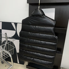 Carregar imagem no visualizador da galeria, Moncler Down Vest Tibb
