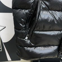 Carregar imagem no visualizador da galeria, Moncler Down Vest Tibb
