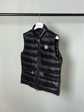 Carregar imagem no visualizador da galeria, Moncler Down Vest Gui
