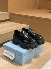 Carregar imagem no visualizador da galeria, Prada Brushed Leather Monolith Loafers
