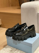 Carregar imagem no visualizador da galeria, Prada Brushed Leather Monolith Loafers
