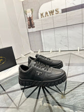 Carregar imagem no visualizador da galeria, Prada Leather Black

