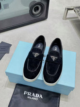 Carregar imagem no visualizador da galeria, Prada Suede Loafers Black

