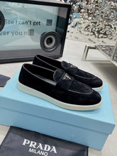 Carregar imagem no visualizador da galeria, Prada Suede Loafers Black
