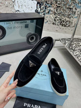 Carregar imagem no visualizador da galeria, Prada Suede Loafers Black
