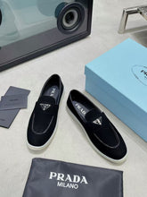 Carregar imagem no visualizador da galeria, Prada Suede Loafers Black
