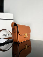 Carregar imagem no visualizador da galeria, Celine Classique Triomphe Leather Bag Brown
