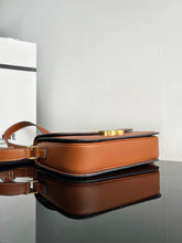 Carregar imagem no visualizador da galeria, Celine Classique Triomphe Leather Bag Brown
