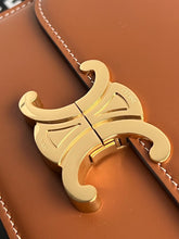 Carregar imagem no visualizador da galeria, Celine Classique Triomphe Leather Bag Brown

