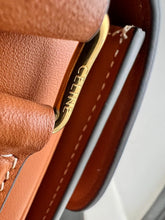 Carregar imagem no visualizador da galeria, Celine Classique Triomphe Leather Bag Brown
