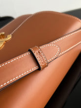 Carregar imagem no visualizador da galeria, Celine Classique Triomphe Leather Bag Brown
