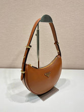 Carregar imagem no visualizador da galeria, Prada Arqué Leather Brandy
