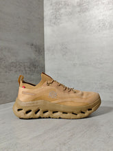 Carregar imagem no visualizador da galeria, LOEWE x On Cloudtilt Dark Sand
