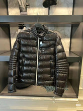 Carregar imagem no visualizador da galeria, Moncler Berriat Giubbotto
