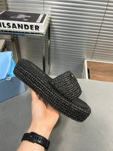 Carregar imagem no visualizador da galeria, Prada Sandália flatform em crochê
