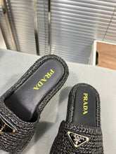 Carregar imagem no visualizador da galeria, Prada Sandália flatform em crochê

