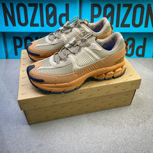 Carregar imagem no visualizador da galeria, Nike Women's Zoom Vomero Roam
