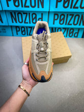 Carregar imagem no visualizador da galeria, Nike Women's Zoom Vomero Roam
