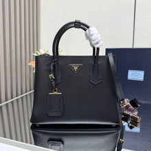 Carregar imagem no visualizador da galeria, Bolsa Prada Saffiano Black
