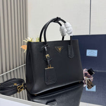 Carregar imagem no visualizador da galeria, Bolsa Prada Saffiano Black
