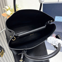 Carregar imagem no visualizador da galeria, Bolsa Prada Saffiano Black
