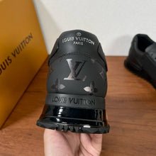 Carregar imagem no visualizador da galeria, Louis Vuitton Run Away Sneaker
