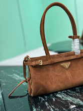 Carregar imagem no visualizador da galeria, Bolsa Prada Richard Camurça
