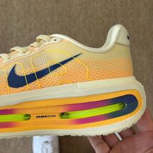 Carregar imagem no visualizador da galeria, Nike Vomero Premium Alabaster.
