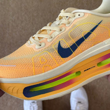 Carregar imagem no visualizador da galeria, Nike Vomero Premium Alabaster.
