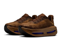 Carregar imagem no visualizador da galeria, Tênis Nike Zoom Vomero 5 Premium Flat Stout Marrom .
