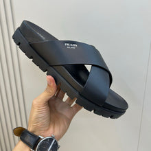 Carregar imagem no visualizador da galeria, Chinelo Prada Crisscross Rubber Slides .

