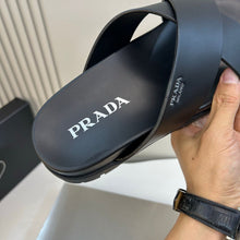 Carregar imagem no visualizador da galeria, Chinelo Prada Crisscross Rubber Slides .
