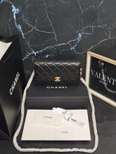 Carregar imagem no visualizador da galeria, Bolsa Chanel Preta
