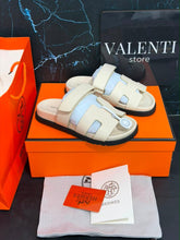 Carregar imagem no visualizador da galeria, Sandália "Chypre" Hermès bege
