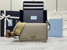 Carregar imagem no visualizador da galeria, Prada  leather shoulder bag
