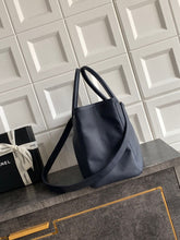 Cargar imagen en el visor de la galería, Chanel Executive Cerf Tote de cuero negro con herrajes dorados
