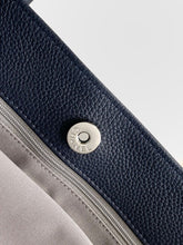 Cargar imagen en el visor de la galería, Chanel Executive Cerf Tote de cuero negro con herrajes dorados
