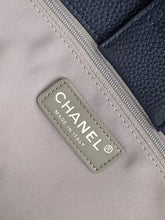 Cargar imagen en el visor de la galería, Chanel Executive Cerf Tote de cuero negro con herrajes dorados

